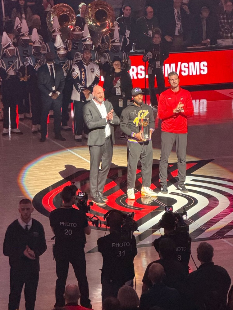 开云-波特兰之王！利拉德赛前举起了自己的第三座三分大赛冠军奖杯